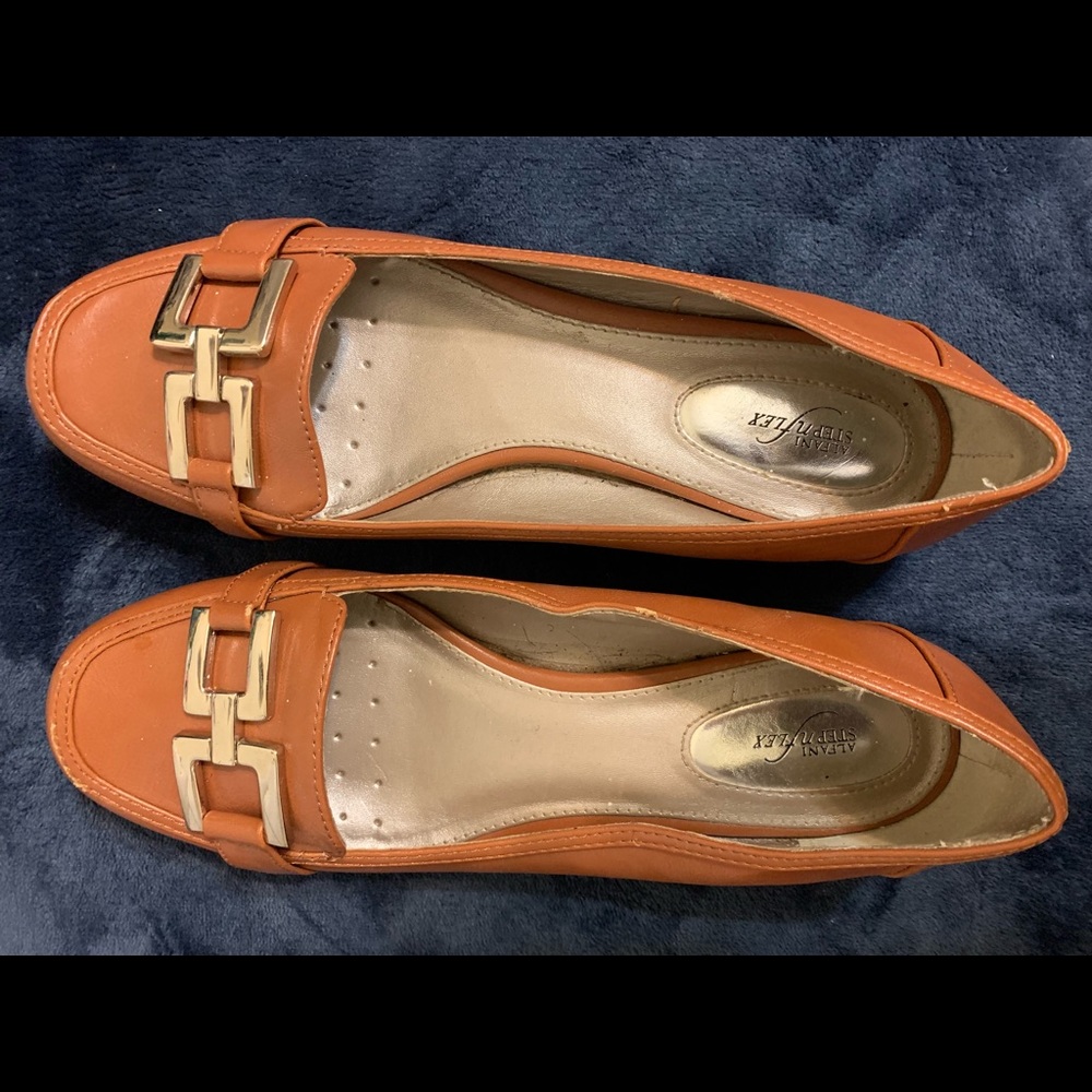 Minimally worn Alfani women flat shoes